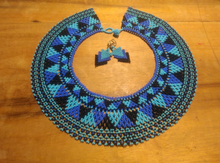 Cargar imagen en el visor de la galería, Pectoral Emberá canasto azul con aretes