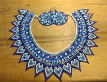 Cargar imagen en el visor de la galería, Pectoral Emberá canasto azul con aretes